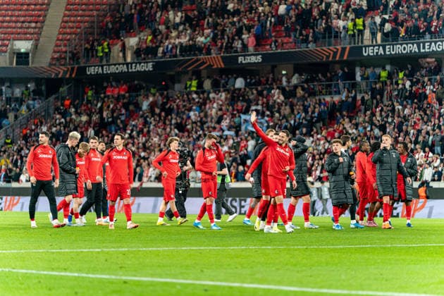 09 04 2026, xdaymx, Football UEFA Europa League, SC Freiburg Celta Vigo Freiburg team cheering after the match in front of the home fans DFL DFB REGULATIONS PROHIBIT ANY USE OF PHOTOGRAPHS as IMAGE SEQUENCES and or QUASI VIDEO Freiburg