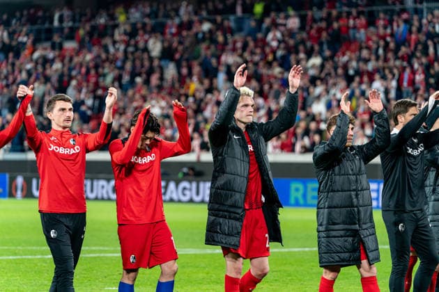 09 04 2026, xdaymx, Football UEFA Europa League, SC Freiburg Celta Vigo Freiburg team cheering after the match in front of the home fans DFL DFB REGULATIONS PROHIBIT ANY USE OF PHOTOGRAPHS as IMAGE SEQUENCES and or QUASI VIDEO Freiburg