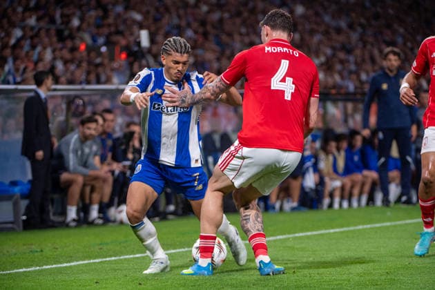 FC Porto V Nottingham Forest FC - UEFA Europa League 2025 26 Quarter-Final First Leg William Gomes from FC Porto is seen in action during the UEFA Europa League 2025 26 Quarter-Final Leg One match between FC Porto and Nottingham Forest FC at Estadio do Dragao in Porto, Portugal, on April 9, 2026. Porto Porto Portugal  Copyright: xMiguelxLemosx originalFilename:lemos-fcportox260409_npJsV.jpg