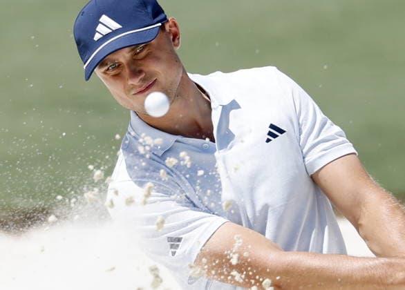 Golf 2026 Masters Tournament - Round 1 epaselect Ludvig Aberg of Sweden hits from a bunker at hole 2 in Round 1 of the 2026 Masters tournament in August, Georgia, USA, 09 April 2026. Augusta United States  Copyright: xERIKxS.xLESSERx
