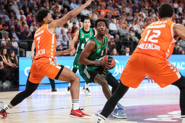 April 9, 2026, Valencia, Valencia, Spain: Braxton Key of Valencia Basket and Nigel Hayes-Davis of Panathinaikos Aktor Athens in action during the Turkish Airlines EuroLeague Regular Season Round 37 match between Valencia Basket and Panathinaikos Aktor Athens at Roig Arena on April 09, 2026, in Valencia, Spain. Valencia Basket V Panathinaikos Aktor Athens - Turkish Airlines EuroLeague  - ZUMAa181 20260409_zaa_a181_354 Copyright: xIrinaxR.xHipolitox