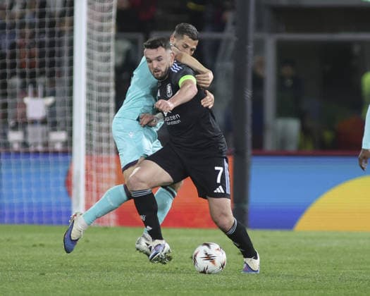 CALCIO - UEFA Europa League - Bologna FC vs Aston Villa FC John McGinn of Aston Villa FC battle for the ball with Remo Freuler of Bologna FC during Bologna FC vs Aston Viila FC, Europa League 2025-26 Quarter-finals, first leg, game at Renato Dall Ara stadium in Bologna (BO), Italy, on April 09, 2026. Bologna Italy  Copyright: xIPAxSport ABACAx