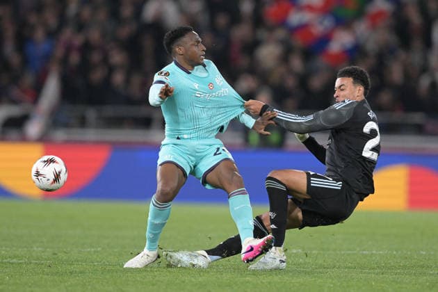 CALCIO - UEFA Europa League - Bologna FC vs Aston Villa FC Jhon Lucumi of Bologna FC under pressure from Amadou Onana of Aston Villa FC during the match of Uefa Europa League Championship between Bologna F.C. and Aston Villa F.C. at the Renato Dall Ara Stadium on Apr 9, 2026 in Bologna, Italy. during Bologna FC vs Aston Villa FC, Football Europa League match in Bologna, Italy, April 09 2026 Bologna Italy  Copyright: xIPAxSport ABACAx