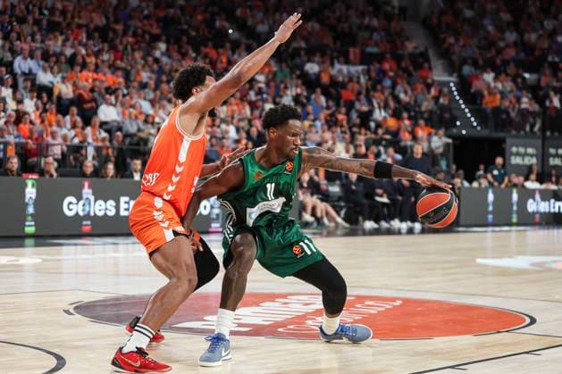 April 9, 2026, Valencia, Valencia, Spain: Braxton Key of Valencia Basket and Nigel Hayes-Davis of Panathinaikos Aktor Athens in action during the Turkish Airlines EuroLeague Regular Season Round 37 match between Valencia Basket and Panathinaikos Aktor Athens at Roig Arena on April 09, 2026, in Valencia, Spain. Valencia Spain - ZUMAa181 20260409_zaa_a181_386 Copyright: xIrinaxR.xHipolitox