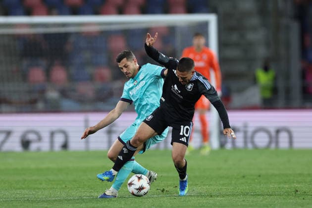 April 9, 2026, Bologna, Emilia Romagna, Italy: Emiliano Buendia of Aston Villa Remo Freuler of Bologna during the UEFA Europa League 2025 26 Quarter-Final Leg One match between Bologna FC 1909 and Aston Villa FC at Stadio Renato Dall Ara on April 9, 2026 in Bologna, Italy Bologna Italy - ZUMAl131 20260409_zsp_l131_040 Copyright: xCiroxDexLucax