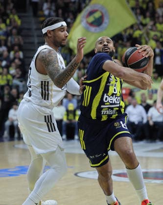 ISTANBUL, TURKEY - April 09: Talen Horton Tucker (R) of Fenerbahce Beko and Chuma Okeke (L) of Real Madrid in action during the EuroLeague Regular Season Round 37 match between Fenerbahce Beko Istanbul and Real Madrid at Ulker Sports Arena on April 09, 2026 in Istanbul, Turkey. (Photo by Seskimphoto ) Fenerbahce Beko v Real Madrid - Euroleague Regular season 