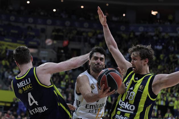 ISTANBUL, TURKEY - April 09: Nicolo Melli (L) , Mikael Jantunen (R) of Fenerbahce Beko and Facundo Campazzo (C) of Real Madrid in action during the EuroLeague Regular Season Round 37 match between Fenerbahce Beko Istanbul and Real Madrid at Ulker Sports Arena on April 09, 2026 in Istanbul, Turkey. (Photo by Seskimphoto ) Fenerbahce Beko v Real Madrid - Euroleague Regular season 
