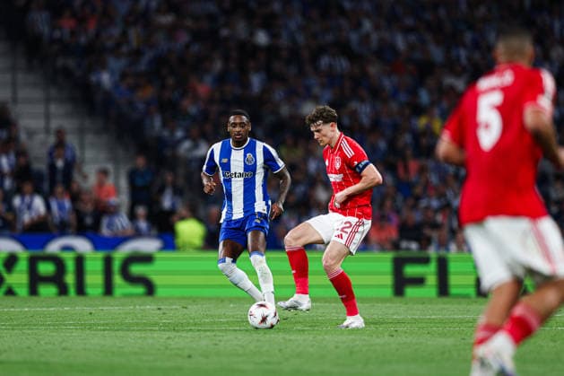 April 9, 2026, Porto, Porto, Portugal: Pablo Rosario of Fc Porto and Ryan Yates of Nottingham Forest in action during UEFA Europa League 2025 26 Quarter-Final Leg One match between Fc Porto and Nottingham Forest at Estadio Dragao on April 09, 2026 in Porto, Portugal Uefa Europe League Fc Porto X Nottingham Forest  - ZUMAe141 20260409_zsp_e141_062 Copyright: xLuisxEirasx