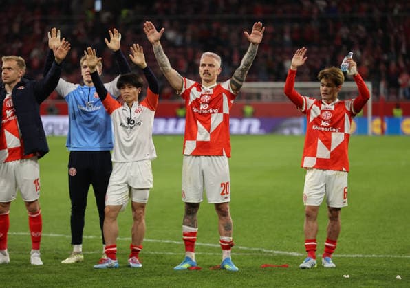 09.04.2026, Fussball UEFA Conference League, Viertelfinale Hinspiel, 1. FSV Mainz 05 - Racing Strasbourg Alsace, v.l., Phillip Tietz (FSV Mainz 05) feiert mit den Fans, celebrate with the fans DFL DFB REGULATIONS PROHIBIT ANY USE OF PHOTOGRAPHS AS IMAGE SEQUENCES AND OR QUASI-VIDEO. xdcx *** 09 04 2026, Football UEFA Conference League, quarter-final first leg, 1 FSV Mainz 05 Racing Strasbourg Alsace, v l , Phillip Tietz FSV Mainz 05 celebrates with the fans, celebrate with the fans DFL DFB REGULATIONS PROHIBIT ANY USE OF PHOTOGRAPHS AS IMAGE SEQUENCES AND OR QUASI VIDEO xdcx Copyright: HMBxMedia Claus
