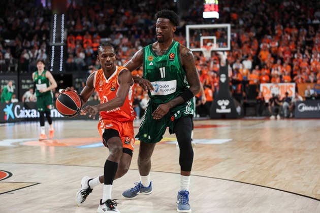 April 9, 2026, Valencia, Valencia, Spain: Brancou Badio of Valencia Basket and Nigel Hayes-Davis of Panathinaikos Aktor Athens in action during the Turkish Airlines EuroLeague Regular Season Round 37 match between Valencia Basket and Panathinaikos Aktor Athens at Roig Arena on April 09, 2026, in Valencia, Spain. Valencia Spain - ZUMAa181 20260409_zaa_a181_362 Copyright: xIrinaxR.xHipolitox