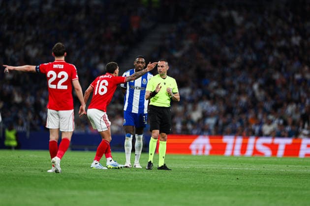 April 9, 2026, Porto, Porto, Portugal: Referee talks with NicoloÂ¡s DomoÂ­nguez of Nottingham Forest in action during UEFA Europa League 2025 26 Quarter-Final Leg One match between Fc Porto and Nottingham Forest at Estadio Dragao on April 09, 2026 in Porto, Portugal Porto Portugal - ZUMAe141 20260409_zsp_e141_100 Copyright: xLuisxEirasx