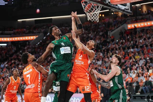 April 9, 2026, Valencia, Valencia, Spain: Nigel Hayes-Davis of Panathinaikos Aktor Athens and Neal Sako of Valencia Basket in action during the Turkish Airlines EuroLeague Regular Season Round 37 match between Valencia Basket and Panathinaikos Aktor Athens at Roig Arena on April 09, 2026, in Valencia, Spain. Valencia Basket V Panathinaikos Aktor Athens - Turkish Airlines EuroLeague  - ZUMAa181 20260409_zaa_a181_330 Copyright: xIrinaxR.xHipolitox