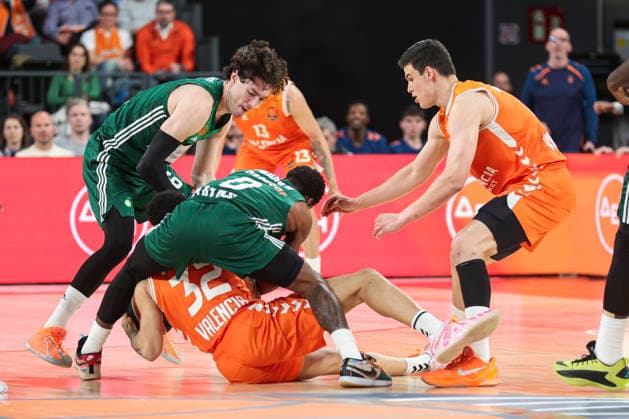 April 9, 2026, Valencia, Valencia, Spain: Cedi Osman and TJ Shorts of Panathinaikos Aktor Athens and Isaac Nogues and Jaime Pradilla of Valencia Basket in action during the Turkish Airlines EuroLeague Regular Season Round 37 match between Valencia Basket and Panathinaikos Aktor Athens at Roig Arena on April 09, 2026, in Valencia, Spain. Valencia Basket V Panathinaikos Aktor Athens - Turkish Airlines EuroLeague  - ZUMAa181 20260409_zaa_a181_329 Copyright: xIrinaxR.xHipolitox