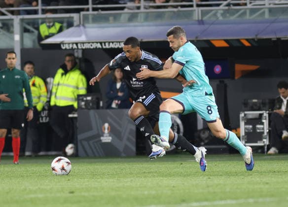 April 9, 2026, Bologna, Bologna, Italia: Remo Freuler of FC Bologna - Emi Buendia of Aston Villa During the 2025 26 Europa League football match between Bologna and Aston Villa on April 9, 2026, at the Renato Dall Ara Stadium in Bologna..Photo: Bologna Vs Aston Villa  - ZUMAs236 20260409_aap_s236_043 Copyright: xFabioxSassox