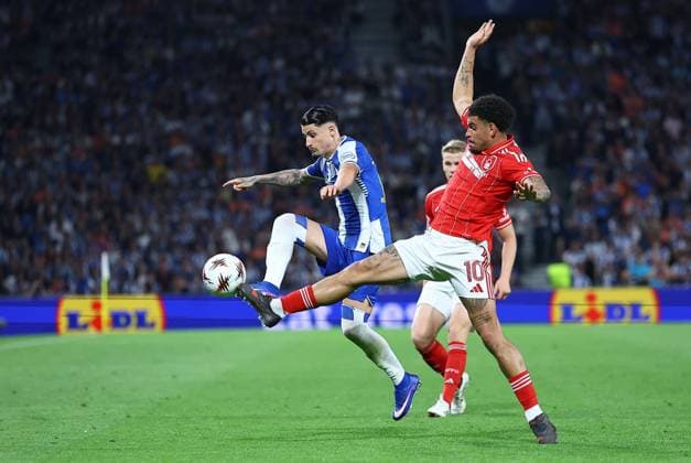 Morgan Gibbs-White of Nottingham Forest competes for the ball with Borja Sainz of FC Porto Porto v Nottingham Forest, UEFA Europa League, Quarter Final, First Leg, Football, Estadio do Dragao, Porto, Portugal - 09 Apr 2026Porto Estádio do Dragão Portugal EDITORIAL USE ONLY No use with unauthorised audio, video, data, fixture lists, club league logos or live services. Online in-match use limited to 120 images, no video emulation. No use in betting, games or single club league player publications. Copyright: xMichaelxZemanek Shutterstockx 16811864da