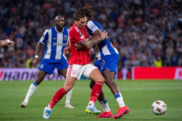 April 9, 2026, Porto, Porto, Portugal: PORTO, PORTUGAL - APRIL 09: ANGUS GUNN of Nottingham Forest is seen on action during the UEFA Europa League 2025 26 Quarter-Final Leg One match between FC Porto and Nottingham Forest FC at Estadio do Dragao on April 09, 2026 in Porto, Portugal. Porto Portugal - ZUMAl192 20260409_zsp_l192_072 Copyright: xMiguelxLemosx