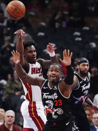 April 9, 2026, Toronto, On, CANADA: Miami Heat s Davion Mitchell (left) passes over Toronto Raptors Jamal Shead (23) during first half NBA, Basketball Herren, USA basketball action in Toronto on Thursday, April 9, 2026. Canada News - April 9, 2026  - ZUMAc35_ 20260409_zaf_c35_067 Copyright: xNathanxDenettex