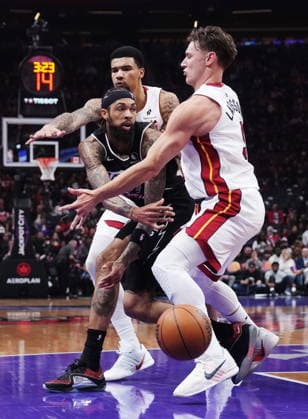 April 9, 2026, Toronto, On, CANADA: Toronto Raptors Brandon Ingram (centre) passes between Miami Heat s Kel el Ware (back) and Pelle Larsson (9) during first half NBA, Basketball Herren, USA basketball action in Toronto on Thursday, April 9, 2026. Canada News - April 9, 2026  - ZUMAc35_ 20260409_zaf_c35_070 Copyright: xNathanxDenettex