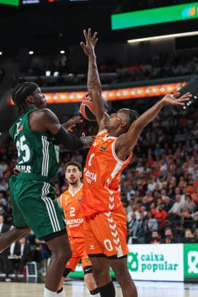 April 9, 2026, Valencia, Valencia, Spain: Kendrick Nunn of Panathinaikos Aktor Athens and Brancou Badio of Valencia Basket in action during the Turkish Airlines EuroLeague Regular Season Round 37 match between Valencia Basket and Panathinaikos Aktor Athens at Roig Arena on April 09, 2026, in Valencia, Spain. Valencia Spain - ZUMAa181 20260409_zaa_a181_325 Copyright: xIrinaxR.xHipolitox