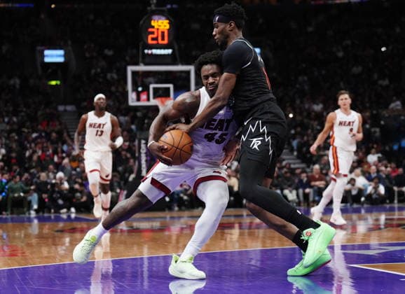 April 9, 2026, Toronto, On, CANADA: Miami Heat s Davion Mitchell (45) drives at Toronto Raptors Ja kobe Walter (14) during second half NBA, Basketball Herren, USA basketball action in Toronto on Thursday, April 9, 2026. Canada News - April 9, 2026  - ZUMAc35_ 20260409_zaf_c35_080 Copyright: xNathanxDenettex
