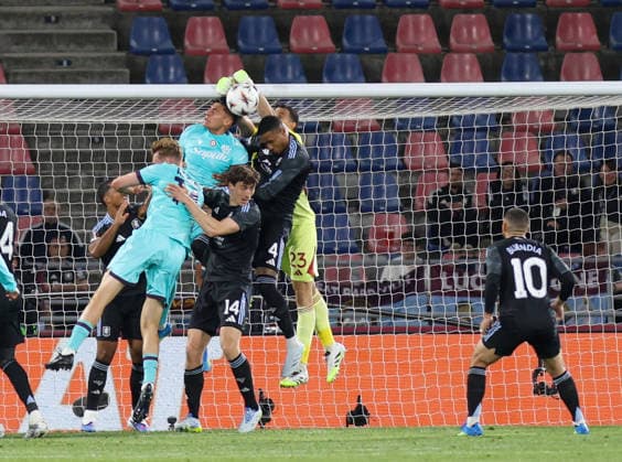 April 9, 2026, Bologna, Bologna, Italy: Aston Villa and Bologna play battle for position during their matchup in Bologna on Thursday. Soccer 2026: Aston Villa 3:1 Bologna  - ZUMAs236 20260409_aap_s236_025 Copyright: xFabioxSassox