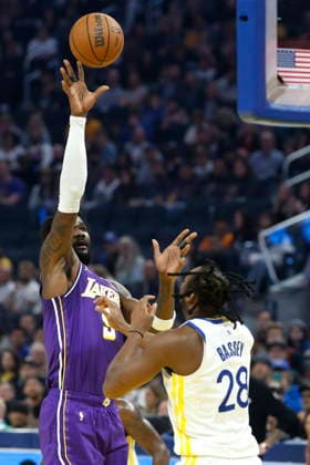 NBA, Basketball Herren, USA - Los Angeles Lakers at Golden State Warriors Los Angeles Lakers center Deandre Ayton (L) shoots a two point basket over Golden State Warriors center forward Charles Bassey (R) during the first half of the NBA basketball game between the Los Angeles Lakers and the Golden State Warriors in San Francisco, California, USA, 09 April 2026. SAN FRANCISCO CALIFORNIA United States  Copyright: xJOHNxG.xMABANGLOx