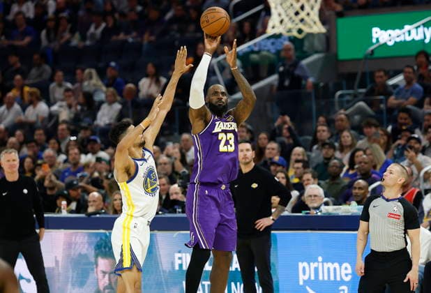NBA, Basketball Herren, USA - Los Angeles Lakers at Golden State Warriors Los Angeles Lakers forward LeBron James (R) shoots a two point basket as Golden State Warriors forward Malevy Leons (L) defends during the first half of the NBA basketball game between the Los Angeles Lakers and the Golden State Warriors in San Francisco, California, USA, 09 April 2026. SAN FRANCISCO CALIFORNIA United States  Copyright: xJOHNxG.xMABANGLOx