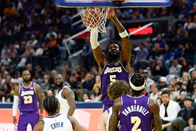 NBA, Basketball Herren, USA - Los Angeles Lakers at Golden State Warriors Los Angeles Lakers center Deandre Ayton (R) dunks the ball for two points against the Golden State Warriors during the first half of the NBA basketball game between the Los Angeles Lakers and the Golden State Warriors in San Francisco, California, USA, 09 April 2026. SAN FRANCISCO CALIFORNIA United States  Copyright: xJOHNxG.xMABANGLOx