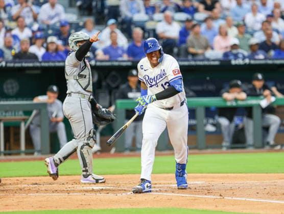 MLB, Baseball Herren, USA 2026: White Sox Vs Royals April 9th APR 09, 2026: Kansas City Royals catcher Salvador Perez (13) gets hit by a pitch against the Chicago White Sox at Kauffman Stadium in Kansas City, MO. Roman Puno CSM (Credit Image: Â Roman Puno Cal Media) Kansas City Missouri United States EDITORIAL USE ONLY Copyright: xx ZUMA-20260409_zma_c04_056.jpg RomanxPunox csmphotothree485791