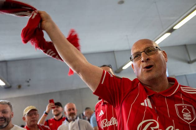 April 9, 2026, Porto, Portugal: A Nottingham Forest supporter raises a scarf while fans gather in Porto ahead of the UEFA fixture against FC Porto Nottingham Forest 1 - 1 FC Porto Nottingham Forest Fans In Porto UEFA 2026  - ZUMAs197 20260409_aaa_s197_194 Copyright: xDiogoxBaptistax
