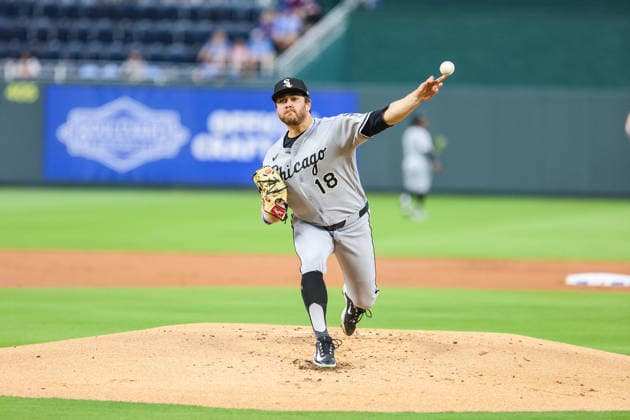 MLB, Baseball Herren, USA 2026: White Sox Vs Royals April 9th APR 09, 2026: Chicago White Sox starting pitcher Anthony Kay (18) warm up before the game against the Kansas City Royals at Kauffman Stadium in Kansas City, MO. Roman Puno CSM (Credit Image: Â Roman Puno Cal Media) Kansas City Missouri United States EDITORIAL USE ONLY Copyright: xx ZUMA-20260409_zma_c04_080.jpg RomanxPunox csmphotothree485817