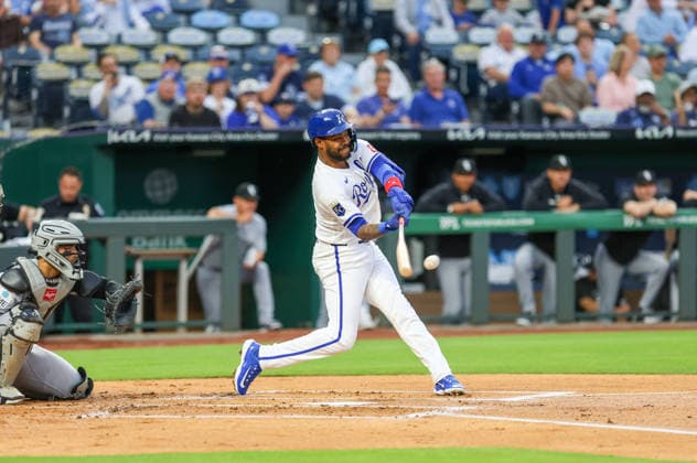 MLB, Baseball Herren, USA 2026: White Sox Vs Royals April 9th APR 09, 2026: Kansas City Royals third baseman Maikel Garcia (11) singles against the Chicago White Sox at Kauffman Stadium in Kansas City, MO. Roman Puno CSM (Credit Image: Â Roman Puno Cal Media) Kansas City Missouri United States EDITORIAL USE ONLY Copyright: xx ZUMA-20260409_zma_c04_078.jpg RomanxPunox csmphotothree485819