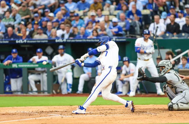 APR 09, 2026: Kansas City Royals shortstop Bobby Witt Jr. (7) doubles against the Chicago White Sox at Kauffman Stadium in Kansas City, MO. CSM Kansas City United States - ZUMAc04_ 20260409_zma_c04_081 Copyright: xRomanxPunox