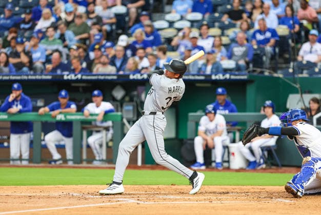 APR 09, 2026: Chicago White Sox outfielder Dustin Harris (37) singles against the Kansas City Royals at Kauffman Stadium in Kansas City, MO. CSM Kansas City United States - ZUMAc04_ 20260409_zma_c04_063 Copyright: xRomanxPunox