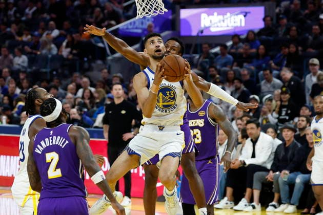 NBA, Basketball Herren, USA - Los Angeles Lakers at Golden State Warriors Golden State Warriors forward Malevy Leons (C-L) goes to the basket for two points as Los Angeles Lakers guard Bronny James (C-R) defends during the second half of the NBA basketball game between the Los Angeles Lakers and the Golden State Warriors in San Francisco, California, USA, 09 April 2026. SAN FRANCISCO CALIFORNIA United States  Copyright: xJOHNxG.xMABANGLOx