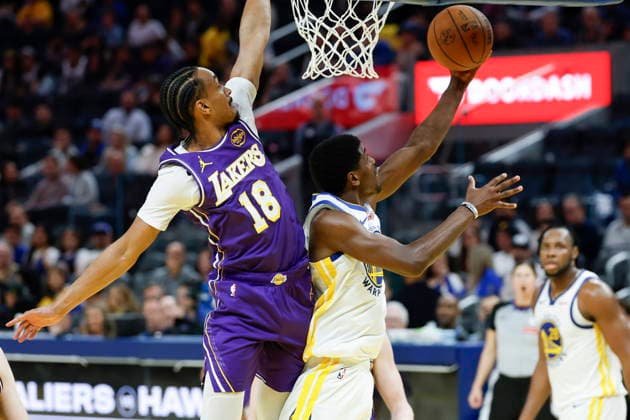NBA, Basketball Herren, USA - Los Angeles Lakers at Golden State Warriors Golden State Warriors guard Nate Williams (R) goes under the basket for two points as Los Angeles Lakers guard Kobe Bufkin (L) defends during the second half of the NBA basketball game between the Los Angeles Lakers and the Golden State Warriors in San Francisco, California, USA, 09 April 2026. SAN FRANCISCO CALIFORNIA United States  Copyright: xJOHNxG.xMABANGLOx