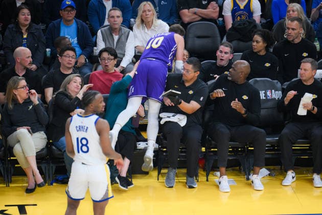 Los Angeles Lakers v Golden State Warriors - NBA, Basketball Herren, USA SAN FRANCISCO, CALIFORNIA - APRIL 9: Luke Kennard (10) of Lakers falls on people at front seats during NBA game 41 between Los Angeles Lakers and Golden State Warriors in San Francisco at Chase Center on April 9, 2026 in San Francisco, California, United States. Tayfun Coskun Anadolu California United States. Editorial use only. Please get in touch for any other usage.  Copyright: x2026xAnadoluxTayfunxCoskunx