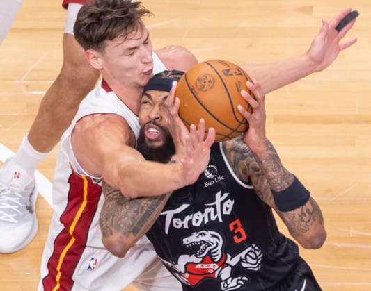 (260410) -- TORONTO, April 10, 2026 -- Brandon Ingram (R) of Toronto Raptors breaks through against Pelle Larsson of Miami Heat during the 2025-2026 NBA, Basketball Herren, USA regular season game between Toronto Raptors and Miami Heat in Toronto, Canada, on April 9, 2026. (Photo by Xinhua) (SP)CANADA-TORONTO-BASKETBALL-NBA-HEAT VS RAPTORS ZouxZheng 