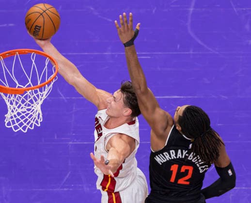 (260410) -- TORONTO, April 10, 2026 -- Pelle Larsson (L) of Miami Heat goes up for a layup during the 2025-2026 NBA, Basketball Herren, USA regular season game between Toronto Raptors and Miami Heat in Toronto, Canada, on April 9, 2026. (Photo by Xinhua) (SP)CANADA-TORONTO-BASKETBALL-NBA-HEAT VS RAPTORS ZouxZheng 