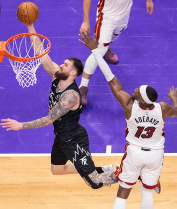 (260410) -- TORONTO, April 10, 2026 -- Sandro Mamukelashvili (L) of Toronto Raptors goes up for a layup during the 2025-2026 NBA, Basketball Herren, USA regular season game between Toronto Raptors and Miami Heat in Toronto, Canada, on April 9, 2026. (Photo by Xinhua) (SP)CANADA-TORONTO-BASKETBALL-NBA-HEAT VS RAPTORS ZouxZheng 