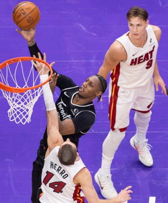 (260410) -- TORONTO, April 10, 2026 -- RJ Barrett (C) of Toronto Raptors goes up for a layup during the 2025-2026 NBA, Basketball Herren, USA regular season game between Toronto Raptors and Miami Heat in Toronto, Canada, on April 9, 2026. (Photo by Xinhua) (SP)CANADA-TORONTO-BASKETBALL-NBA-HEAT VS RAPTORS ZouxZheng 