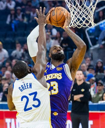 (260410) -- SAN FRANCISCO, April 10, 2026 -- LeBron James (R) of Los Angeles Lakers goes for a layup against Draymond Green of Golden State Warriors during the 2025-2026 NBA, Basketball Herren, USA regular season basketball game between Los Angeles Lakers and Golden State Warriors in San Francisco, the United States, April 9, 2026. (Photo by Xinhua) (SP)U.S.-SAN FRANCISCO-BASKETBALL-NBA-LAKERS VS WARRIORS ArthurxDong 