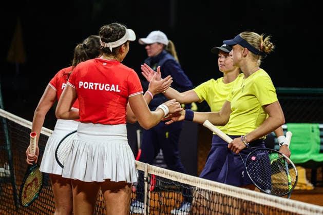 Billie Jean King Cup - Day 3- Portugal Vs Sweden Caijsa Wilda Hennemann and Lisa Zaar of Sweden shake hands during the Billie Jean King Cup play-offs women s doubles match against Portugal at Clube de Tenis do Jamor in Lisbon, Portugal, on April 9, 2026. Lisbon Lisboa Portugal  Copyright: xMiguelxReisx originalFilename:reis-notitle260409_npu2c.jpg