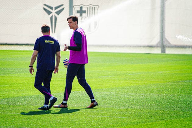 ESP: FC Barcelona, Barca Pre-match. La Liga Szczesny of FC Barcelona during the pre-match training against RCD Espanol in La Liga on April 10, 2026 in Barcelona Spain Barcelona Spain Football *** ESP FC Barcelona Pre match La Liga Szczesny of FC Barcelona during the pre match training against RCD Espanol in La Liga on April 10, 2026 in Barcelona Spain Barcelona Spain Football Copyright: xOriolxSanchezx xAgenciaxLOFx