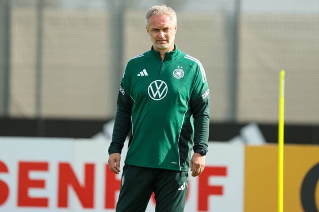 Herzogenaurach, Germany 09 April 2026 International match measure of the German national womens soccer team in preparation for the World Cup qualifiers in Herzogenaurach Training In the picture national coach Christian Wück Wueck Germany Copyright: HMBxMedia MadeleinexFantini