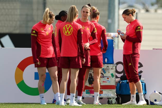 Herzogenaurach, Germany 09 April 2026 International match measure of the German national womens soccer team in preparation for the World Cup qualifiers in Herzogenaurach Training In the picture from left Sarai Linder Germany , Vivien Endemann Germany , goalkeeper Ena Mahmutovic Germany and Larissa Mühlhaus Muehlhaus Germany Copyright: HMBxMedia MadeleinexFantini