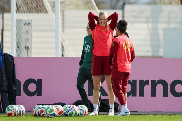 Herzogenaurach, Germany 09 April 2026 International match measure of the German national womens soccer team in preparation for the World Cup qualifiers in Herzogenaurach Training In the picture from left Camilla Küver Kuever Germany and Shekiera Martinez Germany Copyright: HMBxMedia MadeleinexFantini