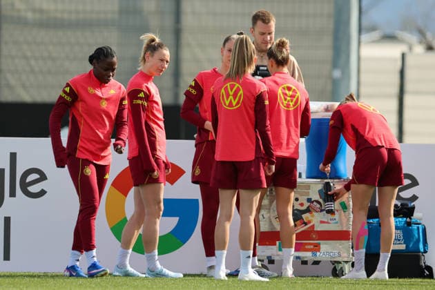 Herzogenaurach, Germany 09 April 2026 International match of the German womens national soccer team in preparation for the World Cup qualifiers in Herzogenaurach Training In the picture from left Nicole Anyomi Germany , Sarai Linder Germany , Vivien Endemann Germany and her teammates Copyright: HMBxMedia MadeleinexFantini