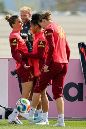 Herzogenaurach, Germany 09 April 2026 International match measure of the German national womens soccer team in preparation for the World Cup qualifiers in Herzogenaurach Training In the picture from left Selina Cerci Germany , Shekiera Martinez Germany and Larissa Mühlhaus Muehlhaus Germany Copyright: HMBxMedia MadeleinexFantini