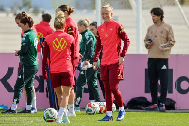 Herzogenaurach, Germany 09 April 2026 International match measure of the German national womens soccer team in preparation for the World Cup qualifiers in Herzogenaurach Training In the picture from left Linda Dallmann Germany and Lea Schüller Schueller Germany Copyright: HMBxMedia MadeleinexFantini